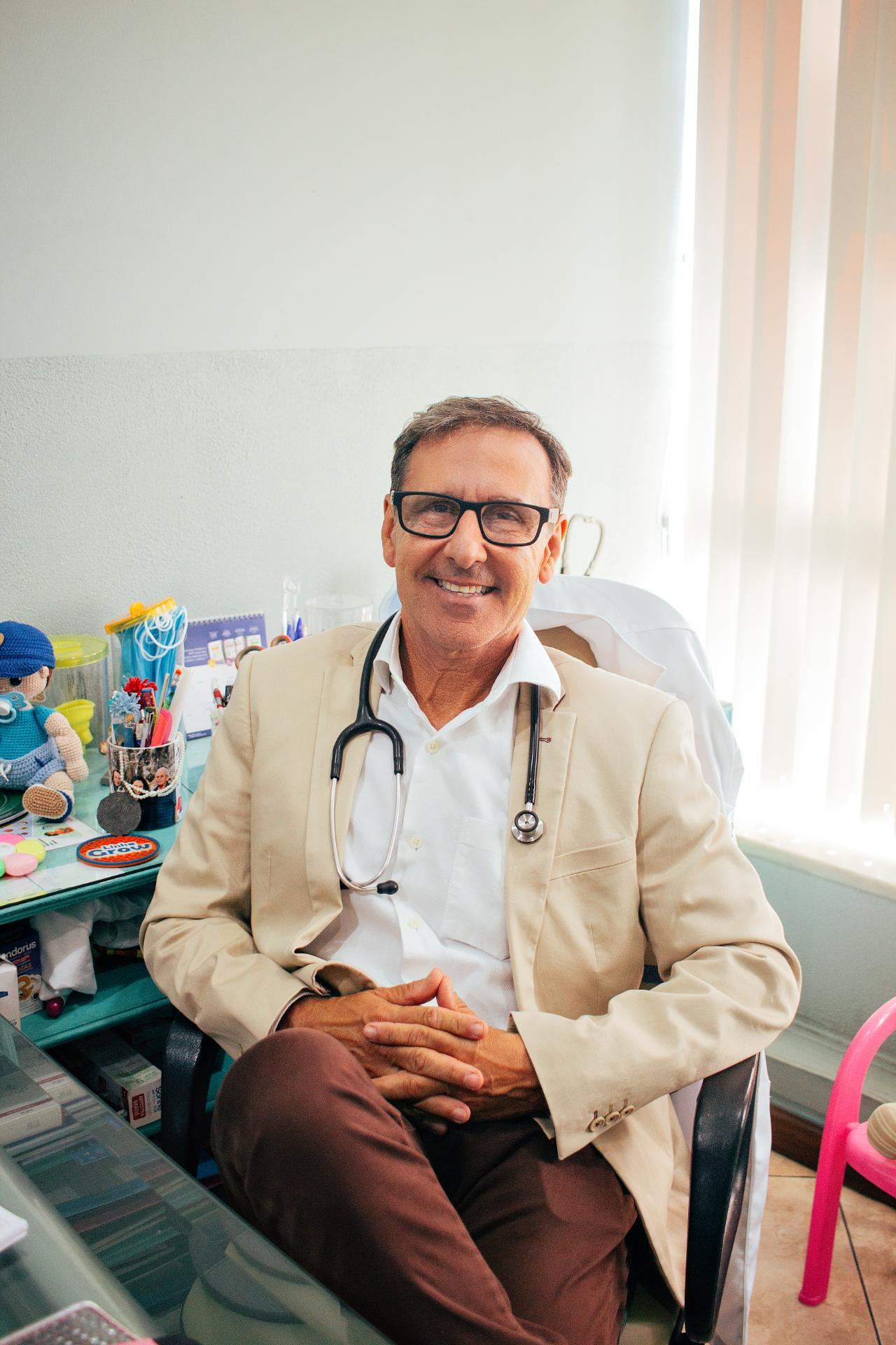 Dr. André Torres no consultório